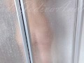"Chi vuole venire...a lavarmi la schiena?" 🚿💦🚿 Sotto la doccia - Amatoriale italiano