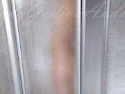 "Chi vuole venire...a lavarmi la schiena?" 🚿💦🚿 Sotto la doccia - Amatoriale italiano