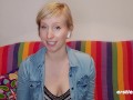 Ersties - Flora gibt Veronica eine heiße Jerk-Off-Anleitung für Girls