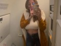 Milf aburrida en un vuelo se va al baño a masturbarse y deja un mojadero