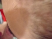 Mi hijastra me hace una deliciosa mamada