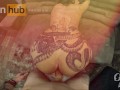 Fudendo com a tatuada safada e rabuda de quatro no sofa da sala
