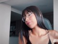 CHUPAS DELICIOSO! que sabroso ver como le come el coño a la modelo webcam