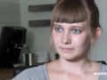 Ersties - Die angehende Studentin Maria befriedigt sich selbst mit einem Massagestab