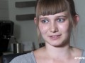 Ersties - Die angehende Studentin Maria befriedigt sich selbst mit einem Massagestab