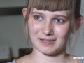 Ersties - Die angehende Studentin Maria befriedigt sich selbst mit einem Massagestab