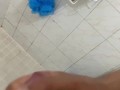 Tiro mi leche solito en el baño