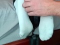 Ihre Füsse sind gefesselt und Sie wird gekitzelt! KITZEL-FETISCH! Mit Socken und Barfuss