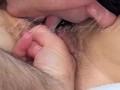 Dalla mia figa esce sborra quando me la lecca così! 💦👅💦 Orgasmo femminile - Close up figa pelosa