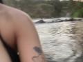 Mi novia se pone caliente y decidimos coger en el río en lugar público y me vengo en su boca