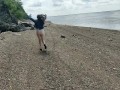 Девушка осмелилась пробежаться голой по пляжу и показать свою задницу