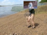 Девушка осмелилась пробежаться голой по пляжу и показать свою задницу