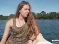 Ersties - Nackt am See genießt Alba ihren Vibrator