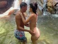 chica latina desconocida es follada en el bosque mientras se encuentra perdida