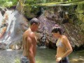 chica latina desconocida es follada en el bosque mientras se encuentra perdida
