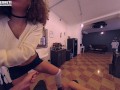 CREAMPIE DAL BARBIERE, IL CLIENTE LE RIEMPIE LA FIGA DI SBORRA - POV