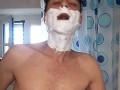 Raso la barba mi sparo un bel segone con tanti sputi e sborra