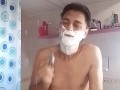 Raso la barba mi sparo un bel segone con tanti sputi e sborra