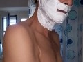 Raso la barba mi sparo un bel segone con tanti sputi e sborra