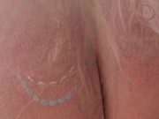 Se refresca su concha con cerveza .