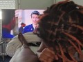 Ma belle fille prend mon sperme pendant que je regardait un film