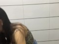 Chica Deportiva Con un Gran Culo Se Masturba. Tembloroso Orgasmo en el Baño y te habla en Español