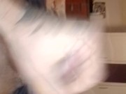 Piscio mentre mi sego e caccio enorme carico di sborra pensando di chiavare il culo della figliastra