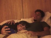 mi hermanastro se le empieza a poner muy dura mientras miramos una pelicula