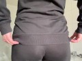 Deutsche Schlampe trägt Tanga unter der Leggings und spielt mit ihren Arschbacken