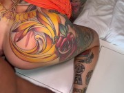 Chica tatuada le encantan las pollas grandes como la de Jesús Reyes