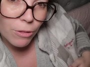 Chica se toca hasta correrse