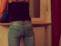 Beim Fenster putzen in die Jeans gepisst