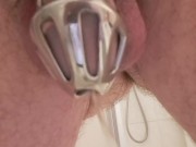 Pisciata con sorpresa, castità e plug anale