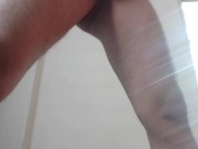 Sizler için ayakta vücudumu ve penisimi sergiliyorum