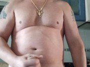 Mientras preparamos la comida me casco una paja