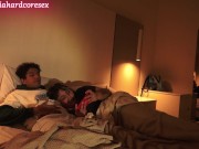 observo a en la cama y me recuesto al lado,le chupo toda la verga asta que se viene todo