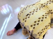 Big Ass Curvy Arab Hot Stepmom Stuck under Bed إنها تريد مني ممارسة الجنس الشرجي