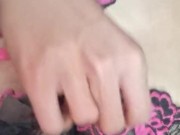 Probando lencería nueva en el espejo