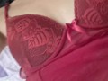 Amanecí muy perra para masturbarme en lencería roja