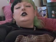 Une fille ronde et tatouée se masturbe en solo avec plusieurs sextoys jusqu’à réels orgasmes