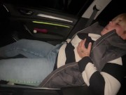 Selbstbefriedigung im Auto klitoris reiben geil satisfyer Orgasmus stöhnen feucht