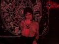 Chica gotica caliente y su ritual antes de tener sexo con una enorme verga