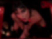 Chica gotica caliente y su ritual antes de tener sexo con una enorme verga