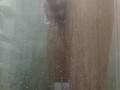 Me baño el cuerpo en la ducha mientras me masturbo y juego con mi pene