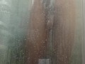 Me baño el cuerpo en la ducha mientras me masturbo y juego con mi pene