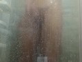 Me baño el cuerpo en la ducha mientras me masturbo y juego con mi pene