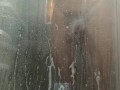Me baño el cuerpo en la ducha mientras me masturbo y juego con mi pene