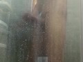 Me baño el cuerpo en la ducha mientras me masturbo y juego con mi pene