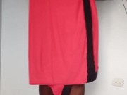 Chica en bragas siente placer al masturbarse con sus pies