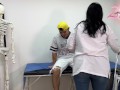 Paciente tiene una ereccion mientras le hago su revision y no puedo evitar follarme su enorme verga